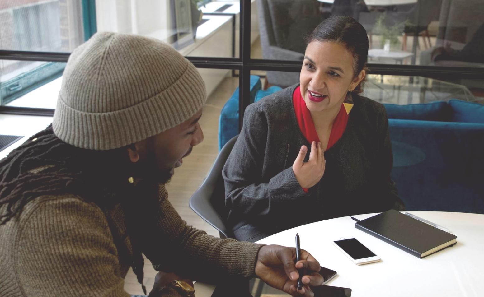 Studenti che lavorano su progetti di game design collaborativi